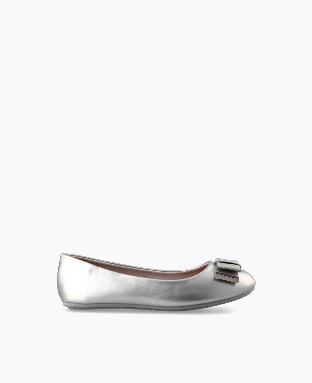 White and hotsell silver flats